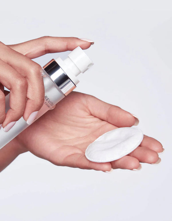 Remove any residual makeup from lashes with companion product Micellar Water Lash Wash and let dry completely. Curl eyelashes with Signature Eyelash Curler if desired.首先卸走化妝品及殘留物。請注意卸妝產品有機會於睫毛上形成屏障,阻礙睫毛精華吸收,因此需加強注意卸妝程序。