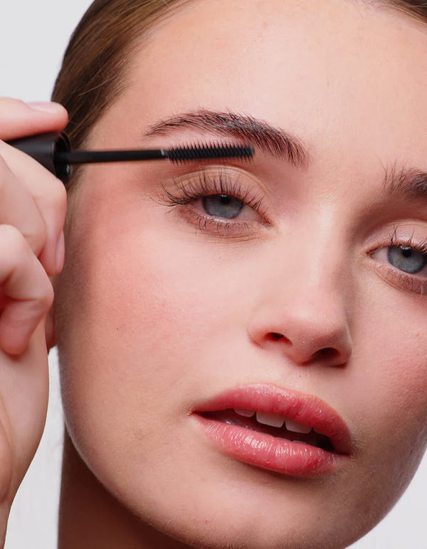 Apply Length Define to bare lashes beginning at the base of the eyelash, twirling upward and outward. Layer to build additional length and volume, ensuring product stays wet as you build.將纖長塑形睫毛膏從睫毛根部開始由下而上、由內而外輕輕塗上,令睫毛膏完美包覆每根睫毛。若想效果達致更濃密纖長,可疊加塗抹。