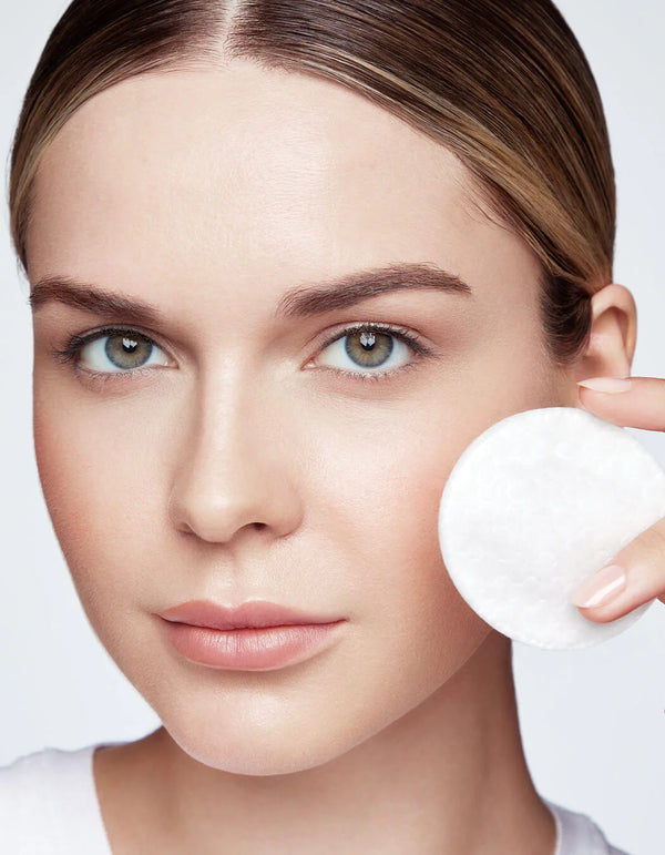 Remove makeup and residue. Keep in mind, oil-based makeup removers and cleansers can leave behind a film which may create a barrier between your brows and the brow conditioner. It is important to wash off any residue.首先卸走化妝品及殘留物。請注意卸妝產品有機會於眉毛上形成屏障,阻礙眉毛精華吸收,因此需加強注意卸妝程序。