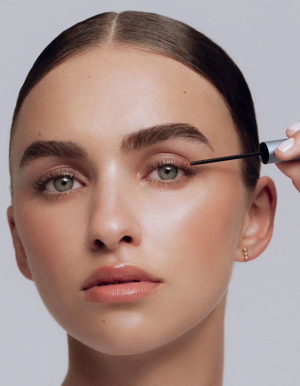 Once a day, apply one thin line of RevitaLash® Advanced Eyelash Conditioner directly to clean, dry upper eyelashes only, above the lash line. Dip applicator brush into the bottle one time for both eyes. Use sparingly as dripping into the eye may cause irritation or other unwanted effects. 每日使用一次,每次只需取少量用於上睫毛根部,不用接觸眼皮肌膚,然後眨眼就可以將精華滲透至上下睫毛。每次於產品中取出的份量足以用於雙眼睫毛。 請小心使用,避免精華滲入眼睛可能會引起刺激或其他不良反應。