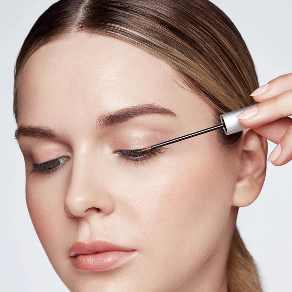 Once a day, apply one thin line of RevitaLash® Advanced Eyelash Conditioner directly to clean, dry upper eyelashes only, above the lash line. Dip applicator brush into the bottle one time for both eyes. Use sparingly as dripping into the eye may cause irritation or other unwanted effects.Let dry completely (2-3 minutes) before applying additional beauty products or going to sleep.每日使用一次,每次只需取少量用於上睫毛根部,不用接觸眼皮肌膚,然後眨眼就可以將精華滲透至上下睫毛。每次於產品中取出的份量足以用於雙眼睫毛。 請小心使用,避免精華滲入眼睛可能會引起刺激或其他不良反應。如後續需使用其他產品或睡覺,請靜待2-3 分鐘待產品完全吸收。