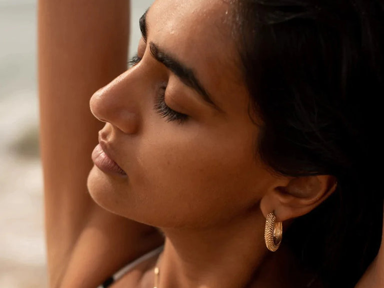 讓你的夏季睫毛和眉毛變得清爽無負擔