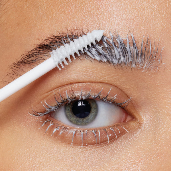 To apply Lash & Brow Masque twice a week, swipe the applicator evenly over clean, dry lashes and brows until fully coated. Leave on for at least 15 minutes, or until product dries.每週使用兩次睫毛及眉毛修護面膜，將產品均勻塗抹在乾淨及乾爽的睫毛和眉毛上。維持至少 15 分鐘，或直到產品變乾。