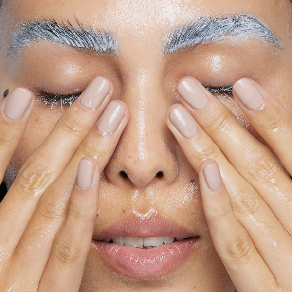 Apply warm water on lashes and brows, continuing to soak until product begins to loosen or release from the hair.在睫毛和眉毛上塗抹溫水，直到產品開始移動或從毛髮上脫落。