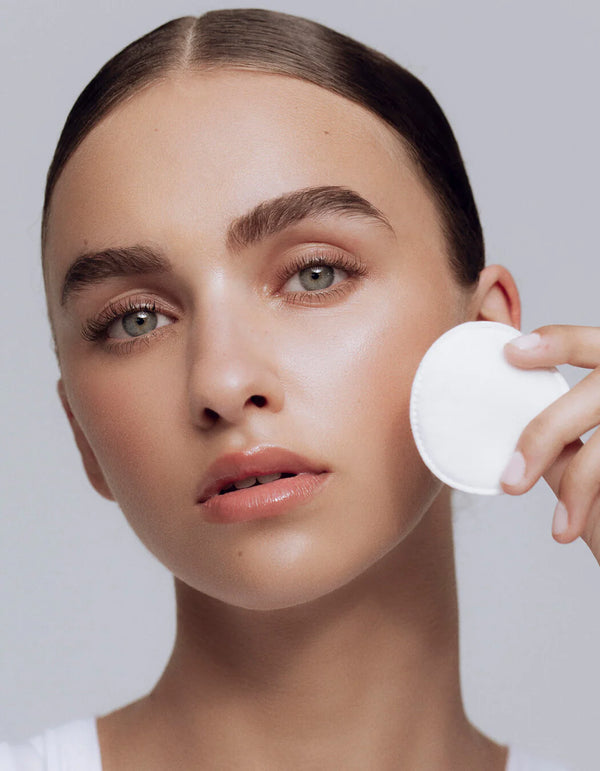Remove makeup and residue. Keep in mind, oil-based makeup removers and cleansers can leave behind a film which may create a barrier between your lashes and the lash conditioner. It is important to wash off any residue.首先卸走化妝品及殘留物。請注意卸妝產品有機會於睫毛上形成屏障，阻礙睫毛精華吸收，因此需加強注意卸妝程序。