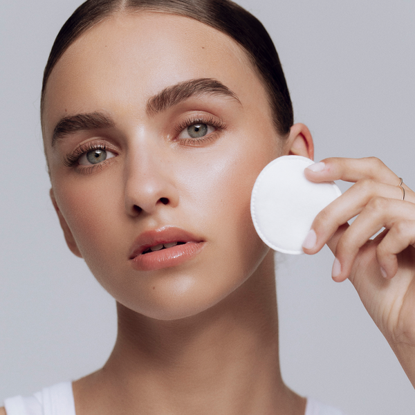 Prepare lashes by removing all makeup, oil, and debris using companion product, Micellar Water Lash Wash.可配合使用配 Micellar Water Lash Wash 淨化潔膚卸妝水去除所有化妝品、油脂和污垢，預備睫毛。