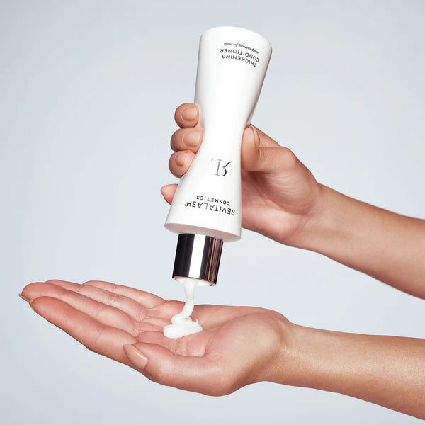 Following the use of Thickening Shampoo, apply Thickening Conditioner to wet hair. 建議配合防脫理療洗髮液一併使用。