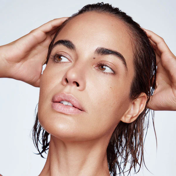 Focusing on the scalp, massage in a circular motion and work through hair from root to tips. Allow to sit 1-2 minutes. 用於濕髮上,取適量由根部至髮尾位置, 按摩約1-2分鐘。Step3Rinse thoroughly. 徹底沖洗。