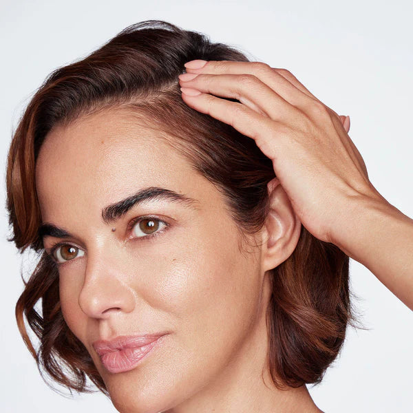 Massage thoroughly into the scalp and the roots of the hair. Do not oversaturate. Do not rinse out. Style hair as desired. Designed to work in tandem with Thickening Shampoo and Thickening Conditioner. 徹底按摩頭皮和髮根,使用後不需要清洗,建議配合防脫理療洗髮液及防脫理療護髮素一併使用以達致最佳效果。