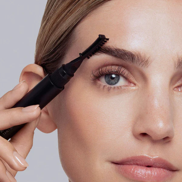 Twist and pull Hi-Def Brow Gel applicator brush from base. Using short, upward strokes, apply gel to eyebrows, moving from the inner to outer corners to sculpt and define. Use styling brush after application for added sculpting.將豐盈持久染眉膏從眉尾往眉頭方向逆刷，確保毛髮根部皆均佔到產品，再順著眉型輕刷。再使用眉刷輕刷眉毛，塑造理想眉型。