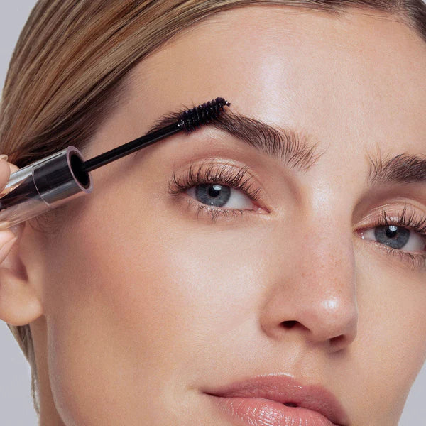 Twist and pull brow gel applicator brush from base. Using short, upward strokes, apply gel to eyebrows, moving from the inner to outer corners to sculpt and define. 從眉尾往眉頭方向逆刷，確保毛髮根部皆均佔到產品，再順著眉型輕刷。Step 3 Use styling brush after application for added sculpting再使用眉刷輕刷眉毛，塑造理想眉型。