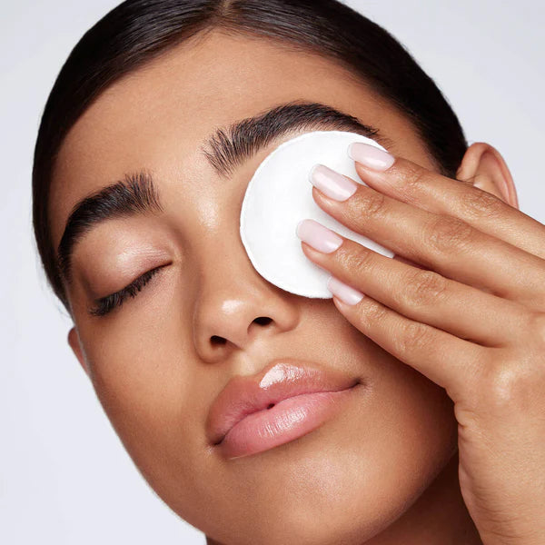 Gently press pad on closed eye for 10-15 seconds to help loosen makeup. 閉上雙眼並輕輕按壓化妝棉 10-15 秒，以幫助有效卸妝。