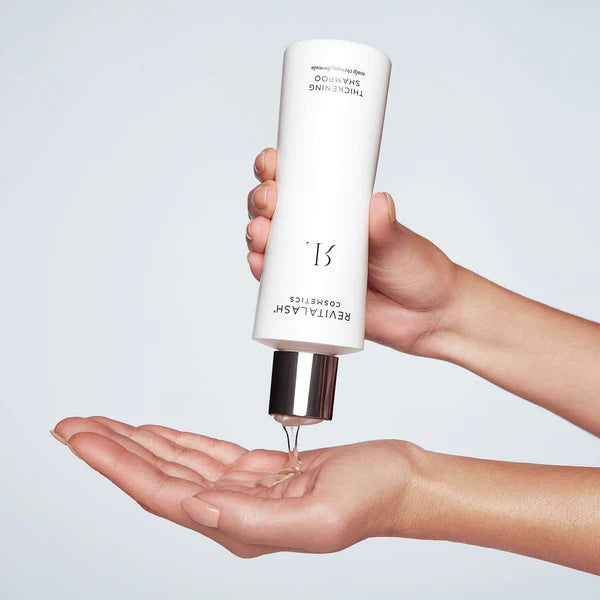 Focusing on the scalp, massage in a circular motion and work through wet hair from root to tips. Allow to sit 1-2 minutes. 用於濕髮上,取適量由根部至髮尾位置, 按摩約1-2分鐘。