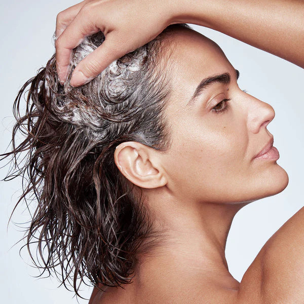 Rinse thoroughly. 徹底沖洗。Step 3Following the use of Thickening Shampoo, apply Thickening Conditioner to wet hair. 建議配合護髮豐盈護髮素一併使用。