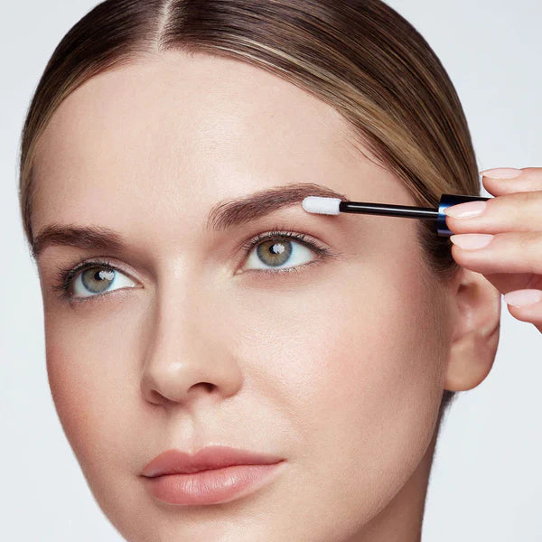 Once a day, apply several short strokes of RevitaBrow® Advanced Eyebrow Conditioner to clean, dry eyebrow hair, using the specially designed eyebrow applicator. Let dry completely (2-3 minutes) before applying additional beauty products or going to sleep.每日使用眉毛修復增生精華一次，塗抹於乾淨的眉毛根部並按照理想眉型方向輕刷。如後續需使用其他產品或睡覺之前，請靜待2-3 分鐘待產品完全吸收。